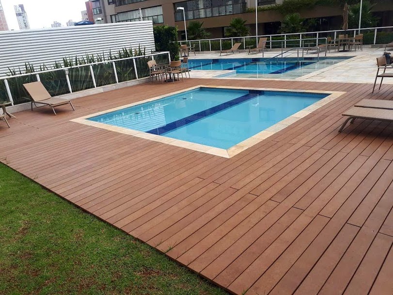 Borda de piscina em madeira ecológica